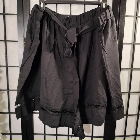 BLOOMCHIC Plain Broderie Anglaise Belted Loose Shorts Black Size 28 - Picture 5 of 5